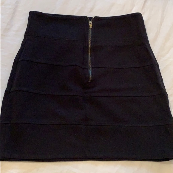 Stretchy black mini skirt - Picture 2 of 4